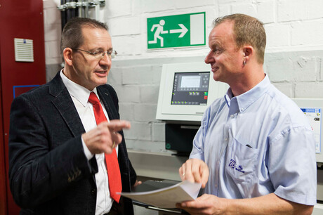 O engenheiro Hages da Kaeser Compressores e o colaborador da ZF Friedrichshafen, Sr. Baumgarten, conversam sobre os projetos da central de ar comprimido