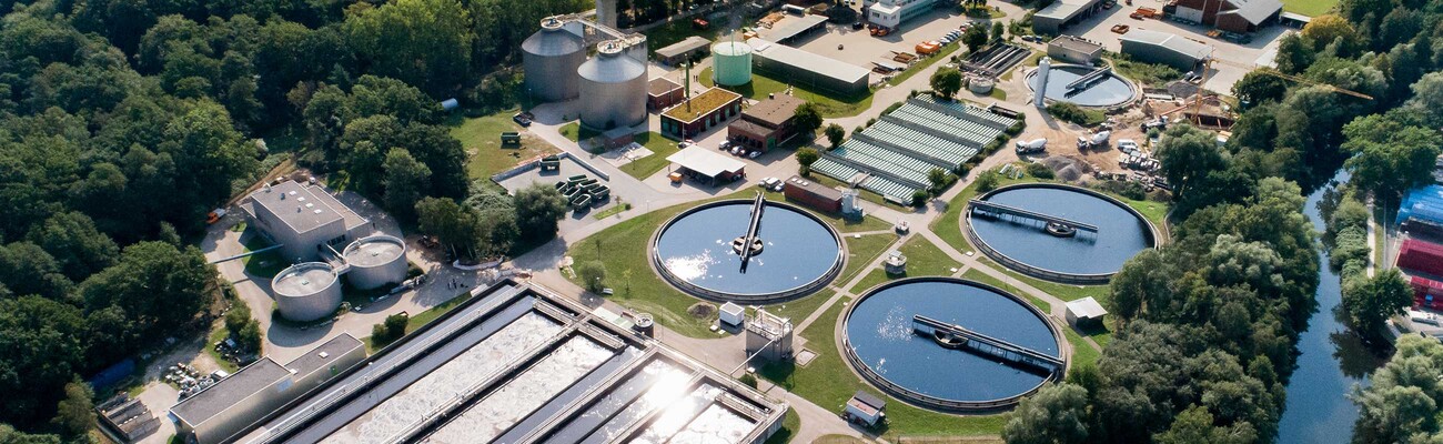 Bacias de decantação na estacão de tratamento de água em Lüneburg.