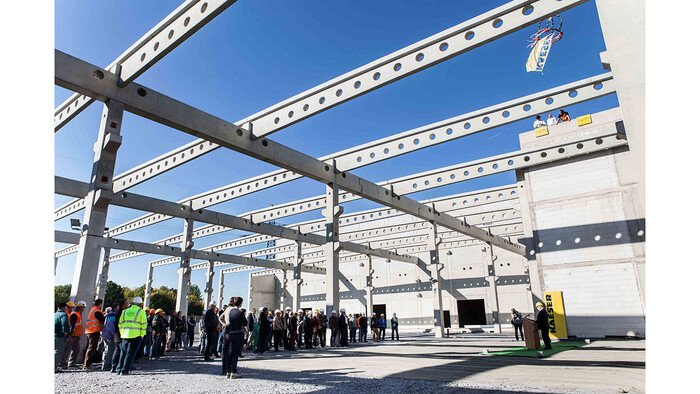 Foto panorâmica com Thomas Kaeser, na inauguração do pavilhão de produção 11, em Coburg.