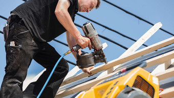 Também para martelar com ar comprimido, o compressor portátil KAESER i.Comp 3 fornece sempre ar comprimido de acordo com o necessário.