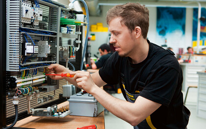 Formação como eletricista industrial