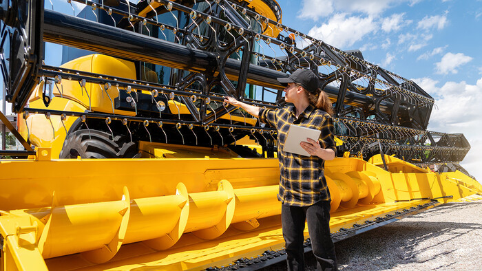 A ceifeira-debulhadora foi profissionalmente limpa com um compressor de ar comprimido e verificada para o armazenamento no inverno.