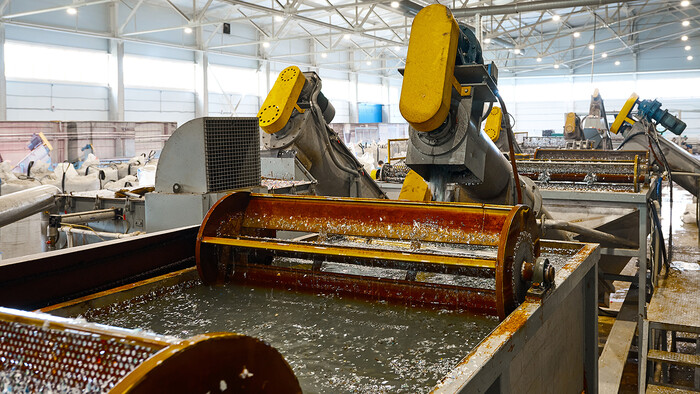 O ar de exaustão de um compressor aquece a água para utilização de água quente na limpeza de peças.