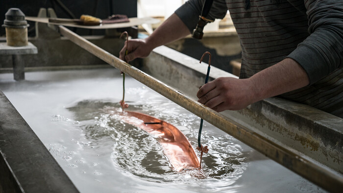 Galvanizar com água quente produzida por um compressor de ar comprimido.